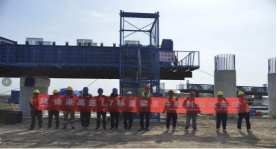 曲港高速二期L7标盖梁浇筑顺利完成71.png